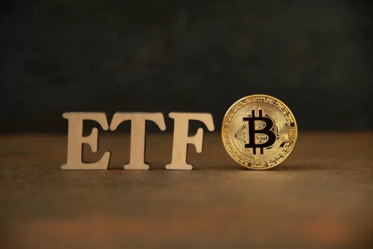 bitcoin-etfs-record-the-largest-monthly-outflow-ever-1043b00.webp